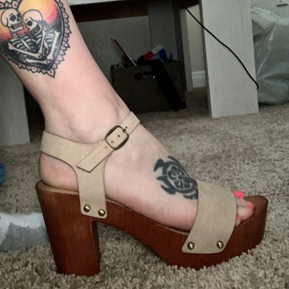 *BRAND NEW* Charlotte Russe strap wood heals. - Picture 4 of 4